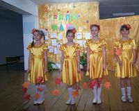 танцевальная группа с танцем для мам