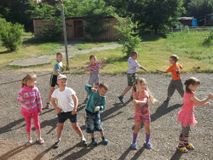 Утренняя зарядка в пришкольном оздоровительном лагере